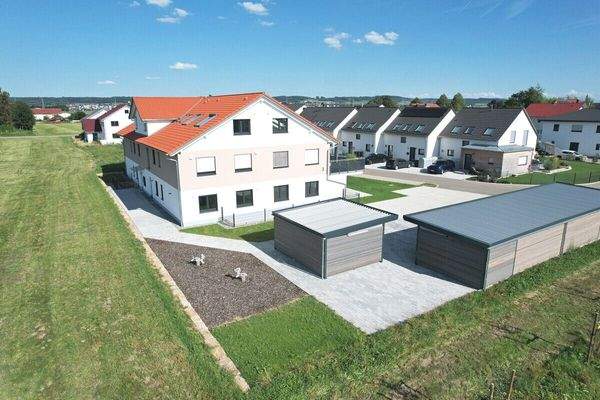 Außenansicht mit Gemeinschaftsflächen