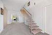 Heller Eingangsbereich mit eleganter Treppe