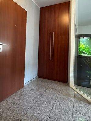 Wohnungsdiele mit LED-Beleuchtung im Fliesenboden