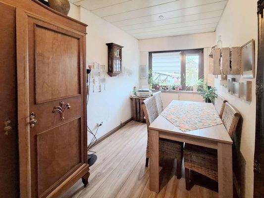 Essbereich mit Fenstern im EG