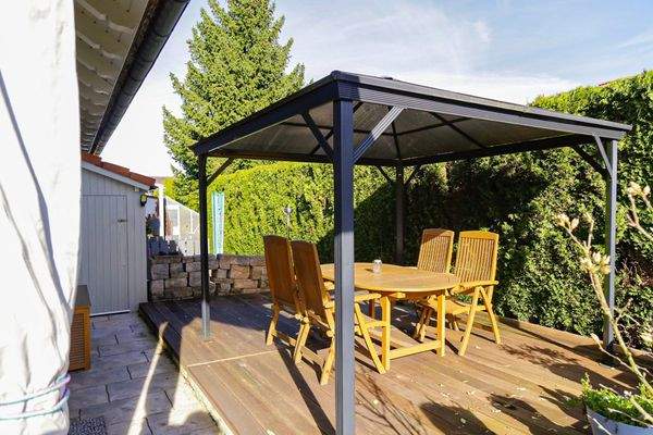 Terrasse mit Pavillon