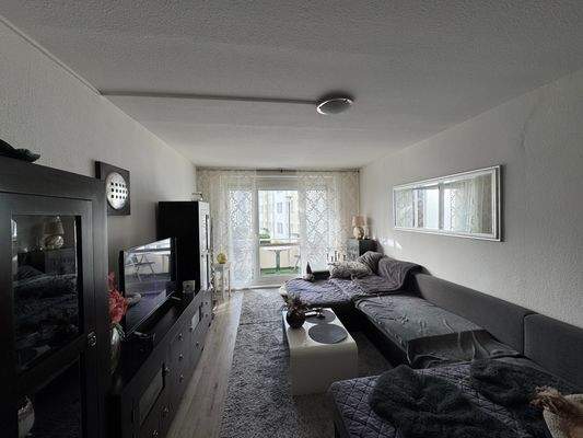 Helles Wohnzimmer mit Blick zum Balkon