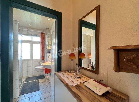 Garderobenbereich mit Zugang zum Bad