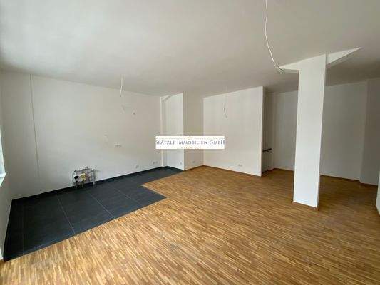 Wohn- und Essbereich mit Zugang zum Balkon 1.1