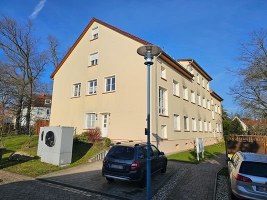 Blick auf die beiden Wärmepumpen und den PKW-Stellplatz