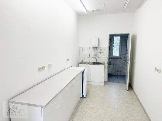 Küchenbereich mit Blick Richtung Toilette