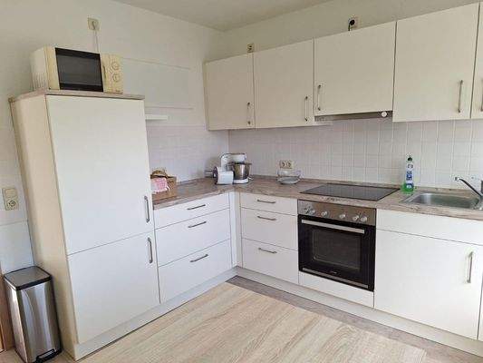 Wohnküche mit Einbauküche