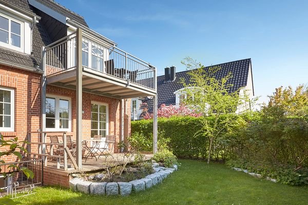 Rückansicht mit Terrasse u. Balkon