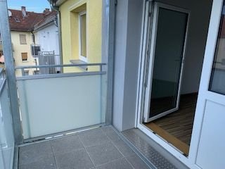 Neuer, gut nutzbarer überdachter Balkon.