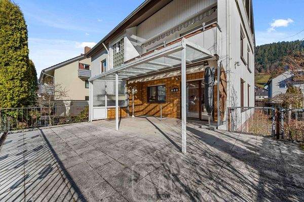 Weitläufige Terrassenfläche