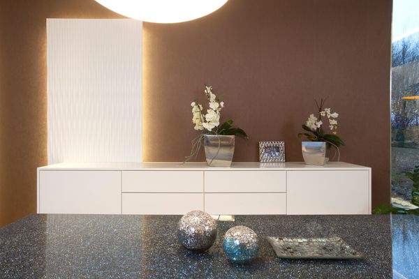 Schreiner gefertigtes Möbelstück im Esszimmer.jpg