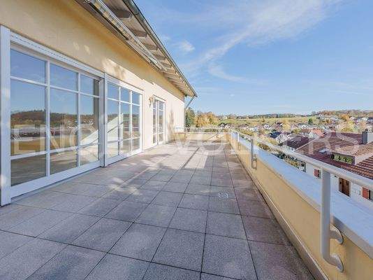 Weitläufige Terrassenfläche mit Fernblick