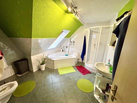 Badezimmer in Dachgeschoss-Wohnung