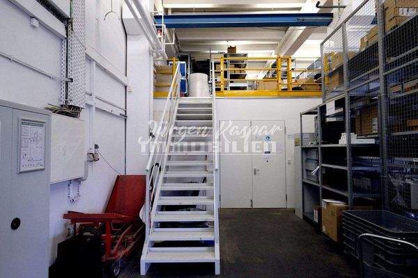 Treppe zur Bühne in der Halle