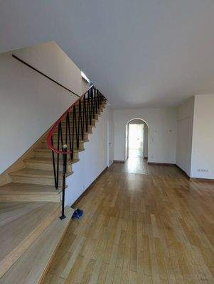 Eingangsbereich EG und Aufgang zum 1.OG