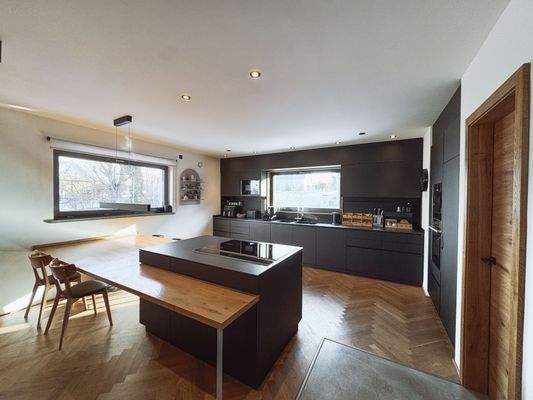 11 Hochwertige Einbauküche.jpg