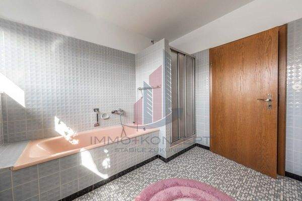 und einer Badewanne nebst Dusche