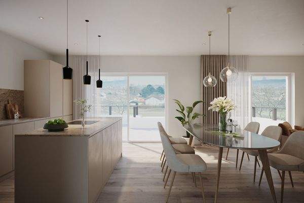 Küche mit Einbauküche, Essbereich und Zugang zur Dachterrasse