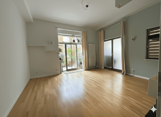 Helles Wohnzimmer mit Balkon