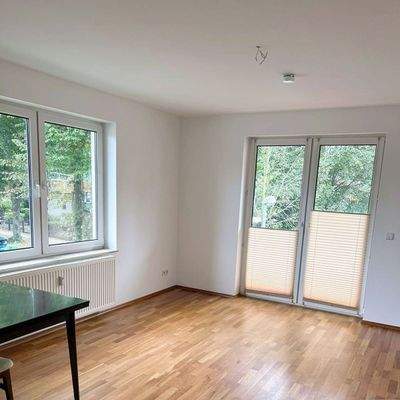 Wohnzimmer mit Balkon