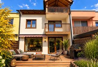 Haus mit visualisierter Beispielgestaltung der Süd-Terrasse