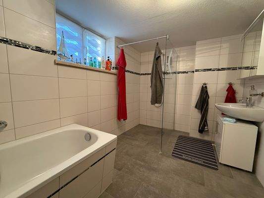 Badezimmer mit Wanne im KG