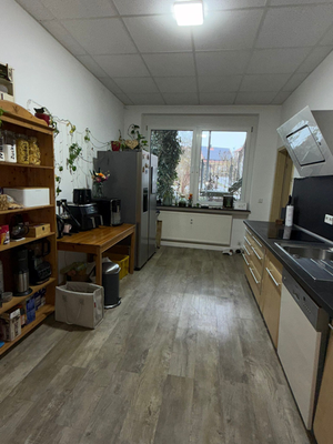 Küche mit Blick zum Fenster