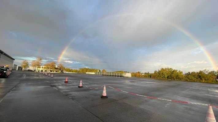 Regenbogen ueber Freilagerfläche im gewerbepark bi