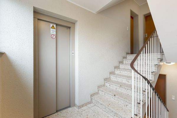 Hausflur mit Fahrstuhl