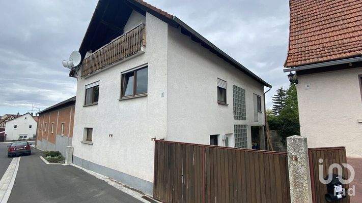 Vorderansicht mit der Einfahrt