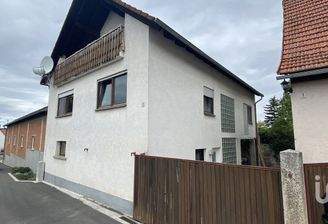 Vorderansicht mit der Einfahrt