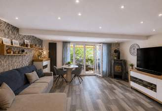 Helles modernes Wohnzimmer mit Gartenblick
