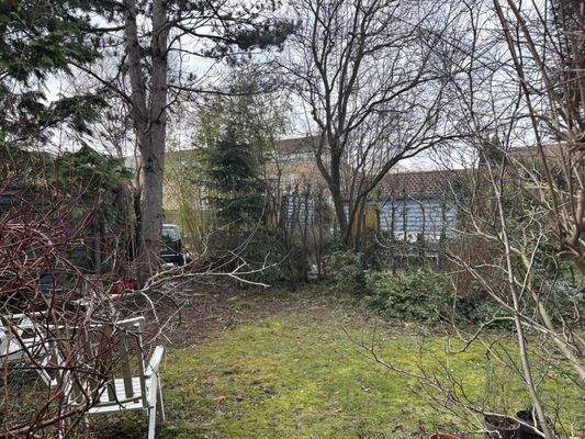 Blick von der Terrasse in den winterlichen Garten