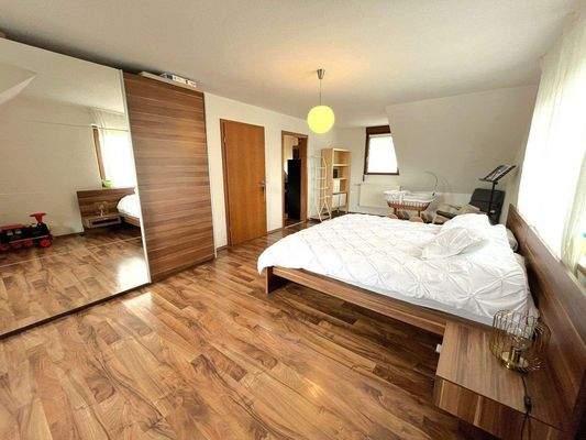 Schlafzimmer mit Ankleidezimmer