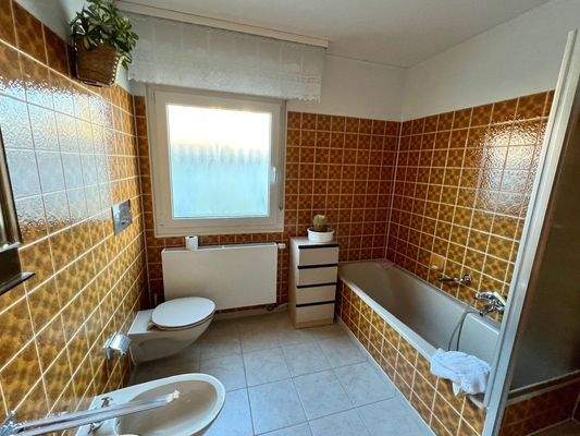 Bad mit Wanne und Dusche.