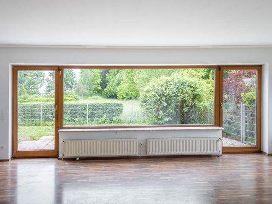 Mit großer Fensterfront