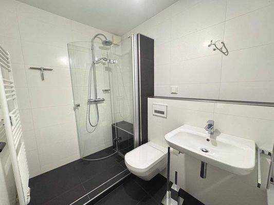 Bad mit Wanne und Dusche