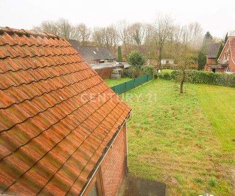 Blick aus dem Fenster in den Garten