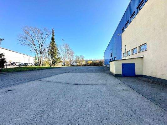 großzügige Außenflächen mit Waschplatz