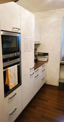 Tischlerküche mit Geräten