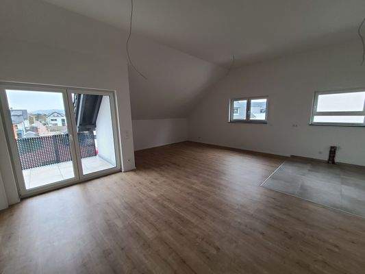 Wohn- und Essbereich mit Zugang Balkon