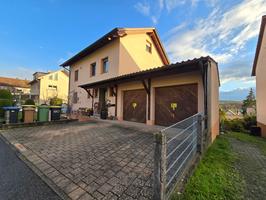 Hausansicht - Doppelgarage