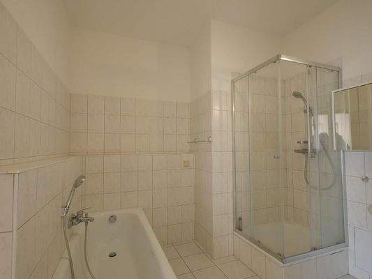  Innenliegendes groszes BADEZIMMER