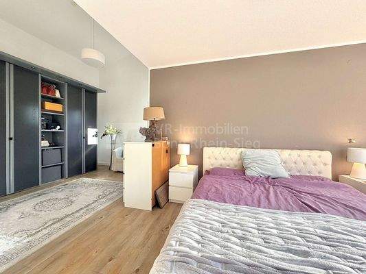 Großzügiges Schlafzimmer