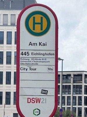 Buhaltestelle vor dem Haus