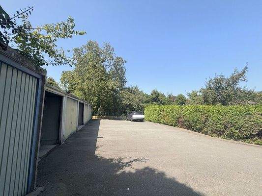 Garagen/Stellplätze Villa