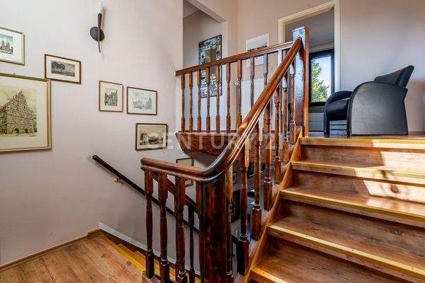 großzügiger Treppenaufgang