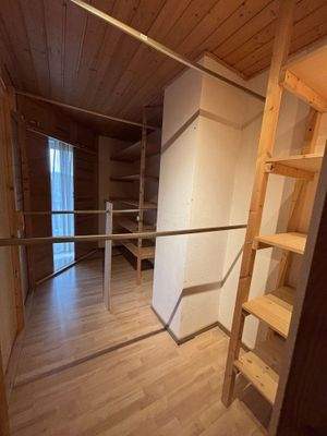 Teilansicht von dem begehbaren Kleiderschrank.jpeg