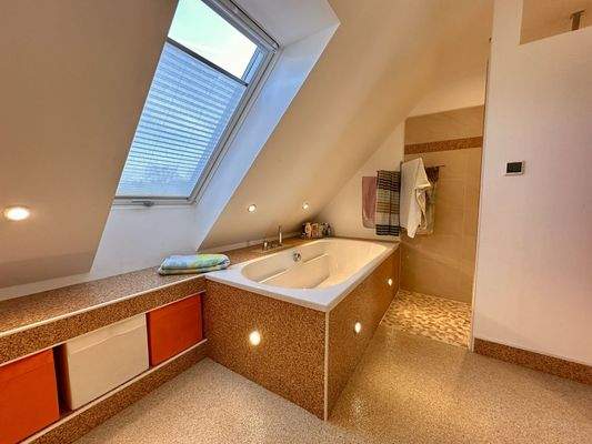 Luxuriöses Badezimmer im DG