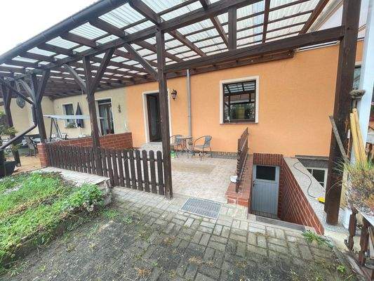 Terrasse und Kellerzugamg